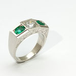 bague platine diamant et émeraudes