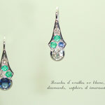 boucles d'oreilles or blanc, diamants, émeraudes et saphirs