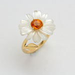bague or jaune , fleur nacre et pistil grenat mandarin