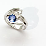 bague or blanc , tanzanite et diamants