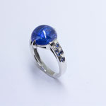 bague or blanc palladié, cabochon tanzanite, pavage diamants et saphirs