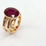 bague or rose, rubis ovale, saphirs et diamants