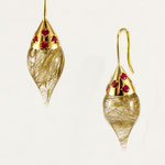 boucles d'oreilles or jaune, gouttes quartz rutile et spinels rouges