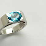 bague or blanc et topaze bleue