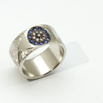 bague or blanc saphirs bleus, diamants blancs et noir