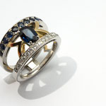 bague or blanc palladié, or jaune, diamants et saphirs
