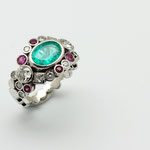 bague or blanc, emeraude ovale, diamants et saphirs roses