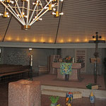 Altarraum mit Taufstein, Altar und Standkreuz