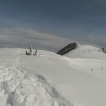 稜線から山頂方向を望む　きれいな雪景色だが風が強い