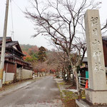 山本山のふもと「朝日神社」から登ります。