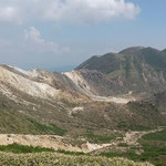 久住別れから三俣山方面 白い尾根や谷が火山の山容