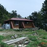 きれいな山頂避難小屋 後ろの岩の上展望あり