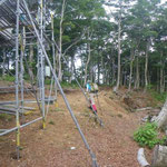 作業道が傍まで伸びてきていた。庄部谷山から尾根沿いに続く