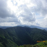 冠山から東の方を望む-能郷白山か