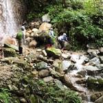 青ガレを登ります