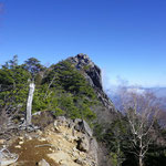「岳」も「山」もつかない岩岩したピークの「にゅう」
