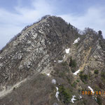 ⑤鎌尾根との合流点から間近に鎌ヶ岳を望む。勇壮な岩峰