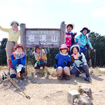 岩湧山山頂。山頂標識とダイトレ石碑と三角点