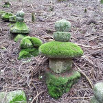 ⑦比叡山,苔蒸した石塔