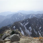 ⑦鎌ヶ岳山頂から南の方の展望、鎌尾根と宮越山方面