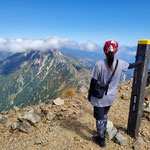 山頂、五竜岳が見えます