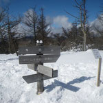 権現山山頂。今日のミニ雪だるまはウルトラマン？