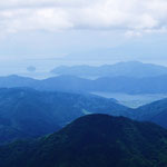 余呉湖と竹生島が見える