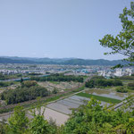 岡山からの展望。高月の日本電気硝子の工場が見えます。