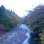 愛知川の橋の上から紅葉と清流
