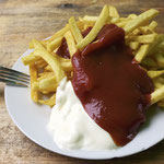 Pommes Schranke p483m1460844 Arne Gerson  plainpicture.com  