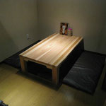 テーブル席。こちらも杉無垢材ですが、こちらは通常のフラットな仕上げ。