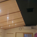 一部天井は斜めに折って木桟を打ち、ベースの天井と色も変えて視覚的な変化を狙いました。