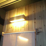 入口上の照明は既製品で雰囲気に合うものがなく、仕方なく木工所で作りました。