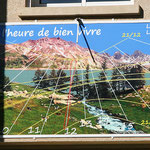 04 ALLONS entrée du village, cadran remarquable sur fond de lac d'Allos, des arcs diurnes marquent les anniversaires des enfants ! (25/10/2018 GR)