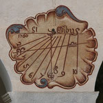 06 SAORGE Couvent des Franciscains face sud, ce cadran indique les heures babyloniennes, càd le temps écoulé depuis le lever du Soleil (cadran n°4) (GR)