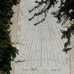 06 NICE Lycée Masséna, cadran vertical dû à Alexandre Schaumasse qui était astronome à l'observatoire de Nice où une coupole porte son nom.  (GR)
