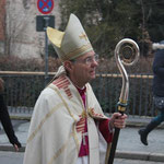 Erzbischof Dr. Ludwig Schick aus dem Weg zur Kirche "Unsere Liebe Frau" 