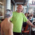 Trainer und Schwimmer, letztes Coaching vor dem Start