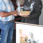 Schirmherr Bürgermeister Walter Schauer gratulierte zum 25-jährigen Jubiläum und überreichte ein Präsent an den Bio-Landwirt Ferstl.  Foto: Ludwig Dirscherl