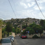 La colline a de nombreuses maisons