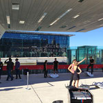 Echauffement de la troupe de danse sur le parvis