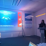 Tania Pelamatti durante su ponencia "Is marine debris a threat to oceanic mnta rays in the Mexican Pacific Ocean?"