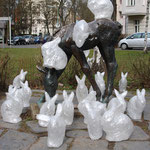 Hasenskulpturen besuchen Fohlenskulptur von Renee Sintenis