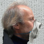 Bernhard Graschitz, маска "Nasentanga",  Льняное сшито, разрезано, покрашено, отглажено, закреплено 2 булавками на резиновой веревке 