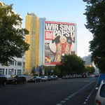 Ein rieiges Plakat (45x64m, 1235kg) an der Fassade des Gebäudes. Bild: Assenmacher