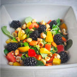 Fruchtiger Feldsalat mit Beeren & gerösteten Haselnüssen