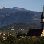 15. September: Blick von unserem Weinberg "Spiegel" auf den Paulsner Kirchturm. Im Hintergrund Schwarz- und Weißhorn