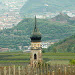 14. April: Blick von Eppan Berg auf den Paulser Dom und Schloss Sigmundskron (im Hintergrund).