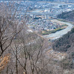 頭高山より四十八瀬川を眼下に望む。遠方に酒匂川