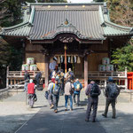 白笹稲荷神社拝殿を前に：今泉湧水群の一角